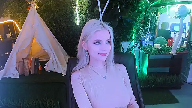 Snapshot of LeonaStane chatting on 03-22-25, 12:39 LeonaStane online show from 03-22-25, 12:39
