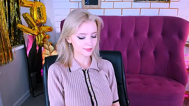 Snapshot of LeonaStane chatting on 09-18-25, 05:04 LeonaStane online show from 09-18-25, 05:04