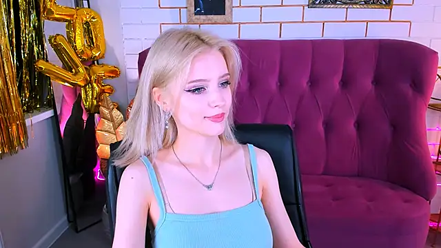 Snapshot of LeonaStane chatting on 09-19-25, 05:02 LeonaStane online show from 09-19-25, 05:02