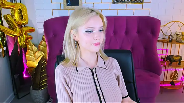 Snapshot of LeonaStane chatting on 10-02-25, 04:58 LeonaStane online show from 10-02-25, 04:58