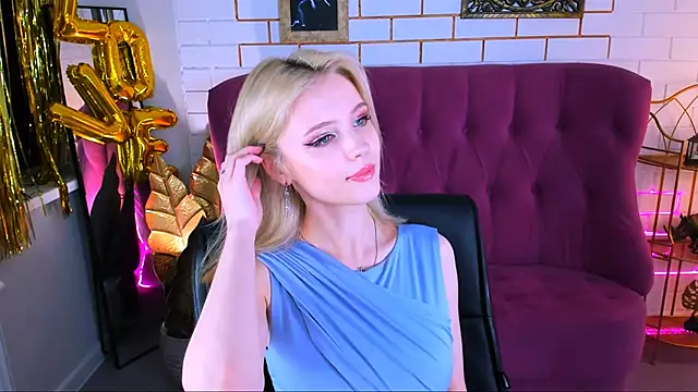 Snapshot of LeonaStane chatting on 10-05-25, 05:00 LeonaStane online show from 10-05-25, 05:00