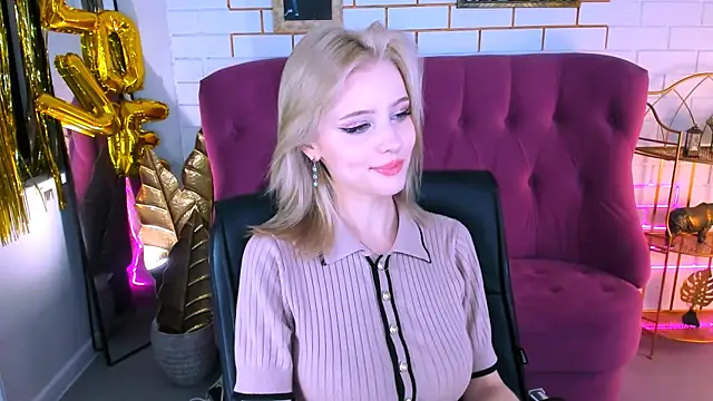 Snapshot of LeonaStane chatting on 10-16-25, 05:03 LeonaStane online show from 10-16-25, 05:03