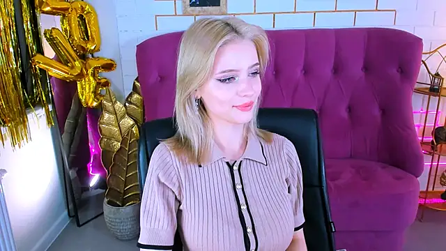 Snapshot of LeonaStane chatting on 10-23-25, 05:01 LeonaStane online show from 10-23-25, 05:01