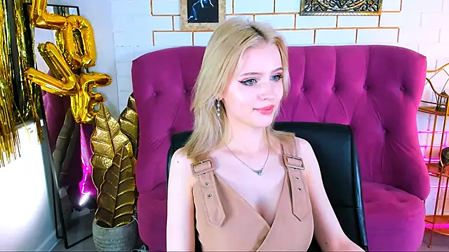 Snapshot of LeonaStane chatting on 10-25-25, 04:57 LeonaStane online show from 10-25-25, 04:57