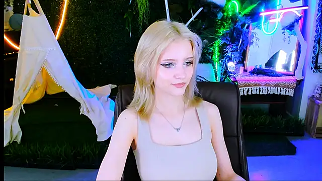 Snapshot of LeonaStane chatting on 11-14-25, 06:06 LeonaStane online show from 11-14-25, 06:06