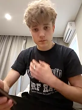 Snapshot of And25bn chatting on 10-25-25, 04:24 And25bn online show from 10-25-25, 04:24