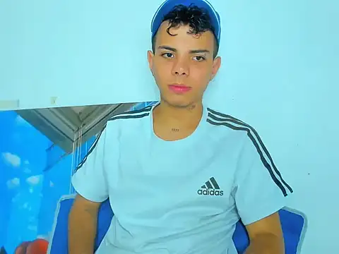 Snapshot of Alessandro_1610 chatting on 03-21-25, 05:11 Alessandro 1610 online show from 03-21-25, 05:11