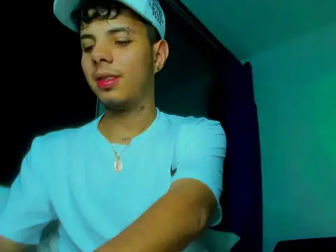 Snapshot of Alessandro_1610 chatting on 10-15-25, 02:44 Alessandro 1610 online show from 10-15-25, 02:44