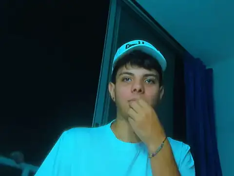 Snapshot of Alessandro_1610 chatting on 10-22-25, 04:35 Alessandro 1610 online show from 10-22-25, 04:35