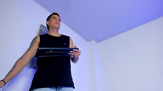 Snapshot of hugosan12 chatting on 03-13-26, 04:35 hugosan12 online show from 03-13-26, 04:35