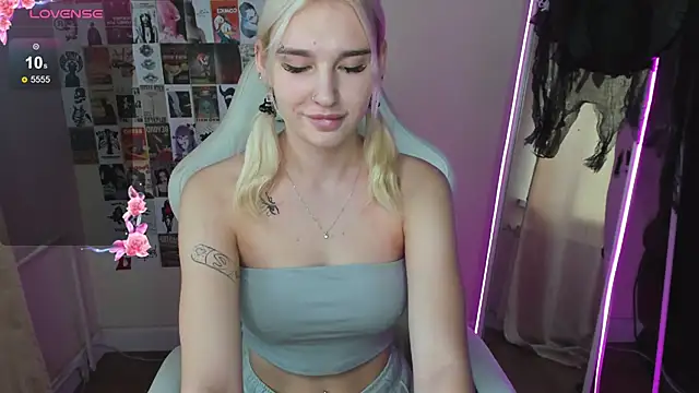 Snapshot of EvelinaLuu chatting on 11-02-25, 03:42 EvelinaLuu online show from 11-02-25, 03:42