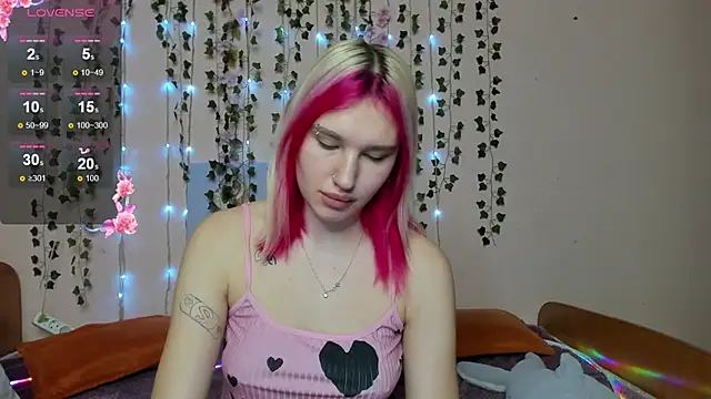 Snapshot of EvelinaLuu chatting on 11-21-25, 01:37 EvelinaLuu online show from 11-21-25, 01:37