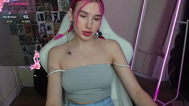 Snapshot of EvelinaLuu chatting on 12-04-25, 01:48 EvelinaLuu online show from 12-04-25, 01:48