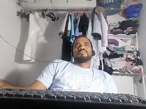 Snapshot of YOX22 chatting on 02-18-25, 06:59 YOX22 online show from 02-18-25, 06:59