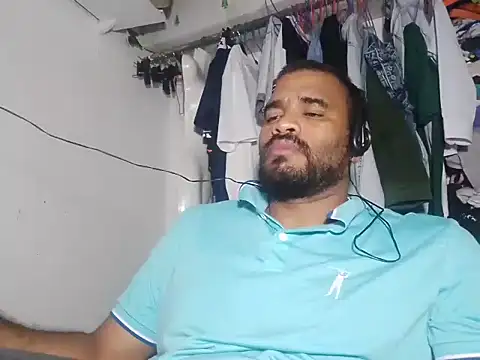 Snapshot of YOX22 chatting on 02-25-25, 06:25 YOX22 online show from 02-25-25, 06:25