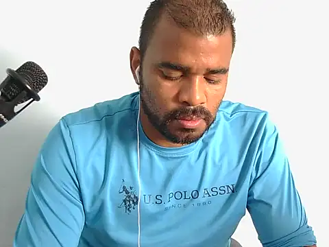 Snapshot of YOX22 chatting on 11-25-25, 01:55 YOX22 online show from 11-25-25, 01:55