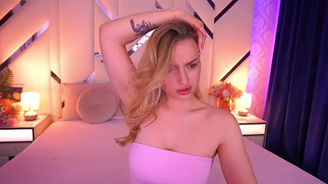 Snapshot of LindsieGreyy chatting on 04-30-26, 12:44 LindsieGreyy online show from 04-30-26, 12:44