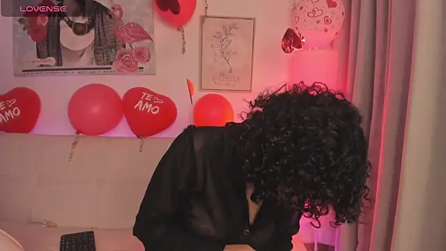 Snapshot of Dhalila_ chatting on 02-15-25, 08:00 Dhalila online show from 02-15-25, 08:00