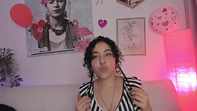 Snapshot of Dhalila_ chatting on 02-19-25, 01:40 Dhalila online show from 02-19-25, 01:40