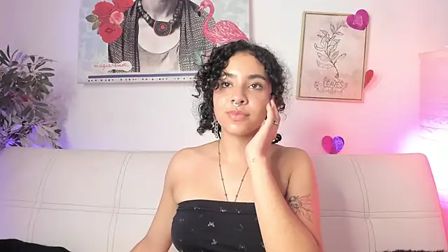 Snapshot of Dhalila_ chatting on 02-24-25, 07:00 Dhalila online show from 02-24-25, 07:00