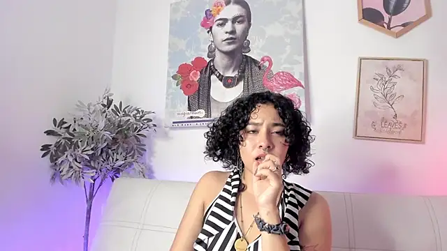 Snapshot of Dhalila_ chatting on 02-28-25, 01:47 Dhalila online show from 02-28-25, 01:47