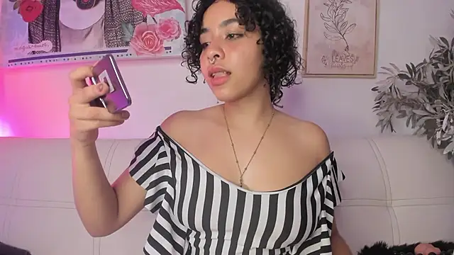 Snapshot of Dhalila_ chatting on 03-13-25, 01:32 Dhalila online show from 03-13-25, 01:32