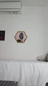 Snapshot of Dhalila_ chatting on 10-21-25, 11:11 Dhalila online show from 10-21-25, 11:11