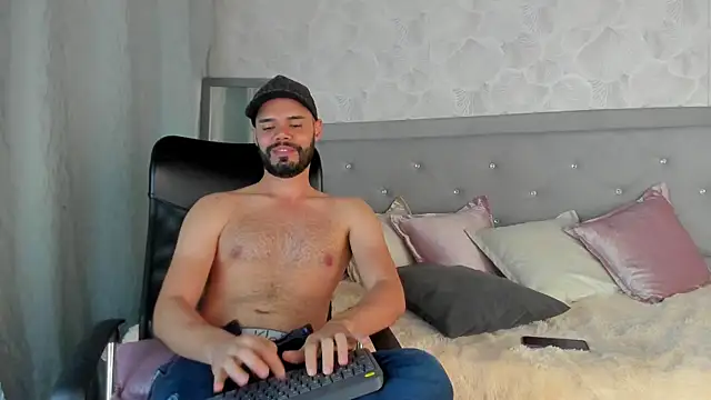 Snapshot of Luke_Diaz7 chatting on 03-06-25, 05:46 Luke Diaz7 online show from 03-06-25, 05:46