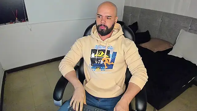 Snapshot of Luke_Diaz7 chatting on 10-18-25, 04:37 Luke Diaz7 online show from 10-18-25, 04:37