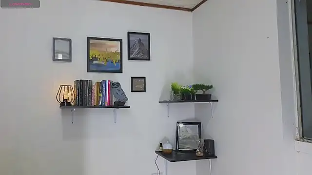 Snapshot of atenea_02_love chatting on 05-31-26, 01:25 atenea 02 love online show from 05-31-26, 01:25