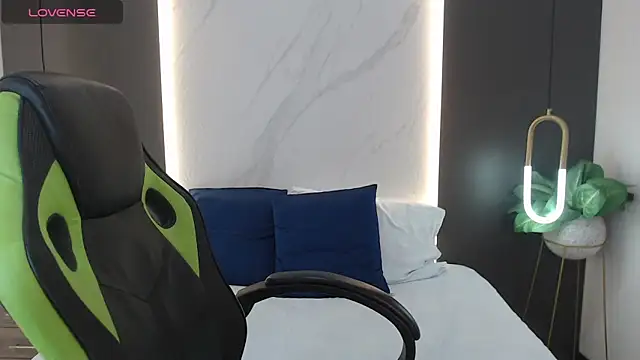 Snapshot of sol_valeria chatting on 03-18-25, 10:15 sol valeria online show from 03-18-25, 10:15