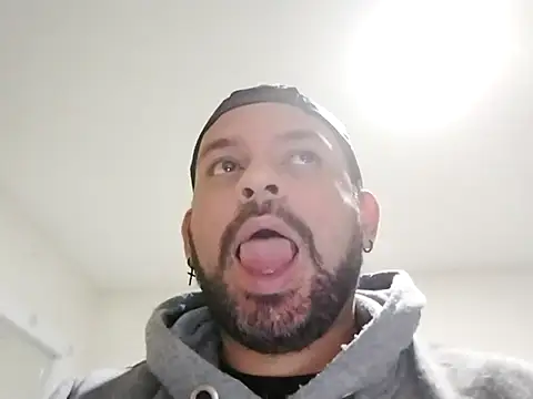 Snapshot of tonyglams chatting on 02-20-25, 10:37 tonyglams online show from 02-20-25, 10:37