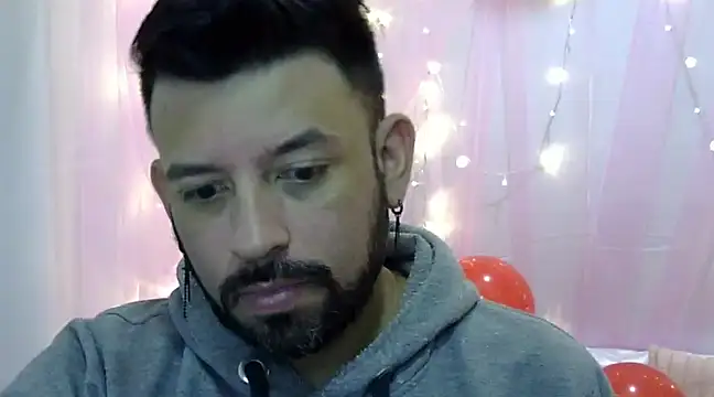 Snapshot of tonyglams chatting on 02-25-25, 11:55 tonyglams online show from 02-25-25, 11:55