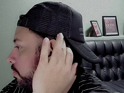 Snapshot of tonyglams chatting on 10-08-25, 02:47 tonyglams online show from 10-08-25, 02:47