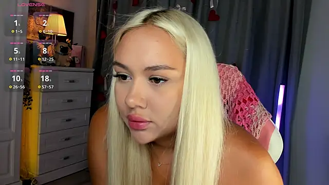 Snapshot of _Loneve__ chatting on 06-19-26, 02:43 Loneve online show from 06-19-26, 02:43