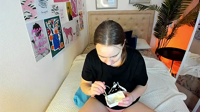 Snapshot of Lika_0ne chatting on 02-16-26, 12:23 Lika 0ne online show from 02-16-26, 12:23