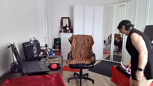 Chanel Noire online show from 03-30-26, 01:45