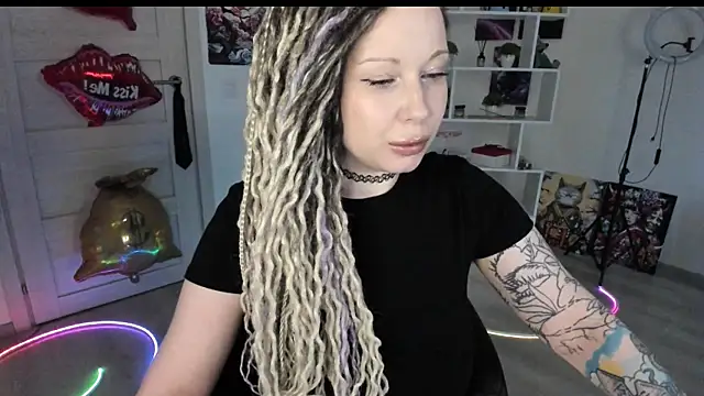 Snapshot of HoneySallyMoore chatting on 05-17-26, 03:15 HoneySallyMoore online show from 05-17-26, 03:15