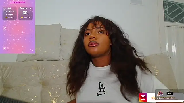 Snapshot of Daphnewalker__ chatting on 10-01-25, 03:01 Daphnewalker online show from 10-01-25, 03:01