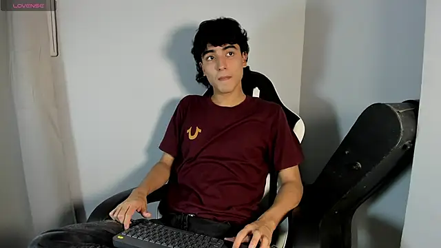 Snapshot of salvatore_montt chatting on 02-15-25, 03:42 salvatore montt online show from 02-15-25, 03:42