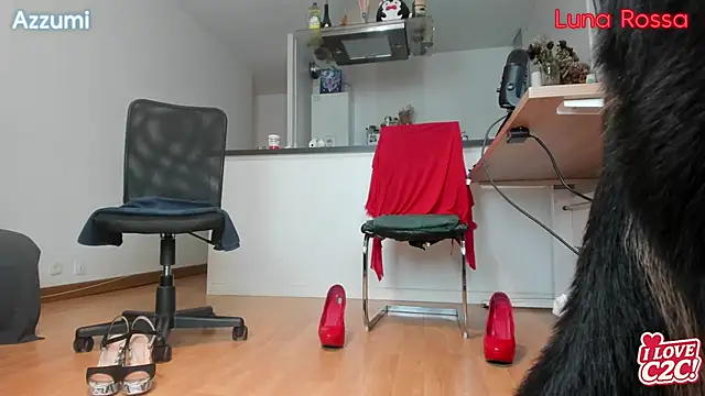 Snapshot of LunaRossaCam chatting on 05-19-26, 07:31 LunaRossaCam online show from 05-19-26, 07:31
