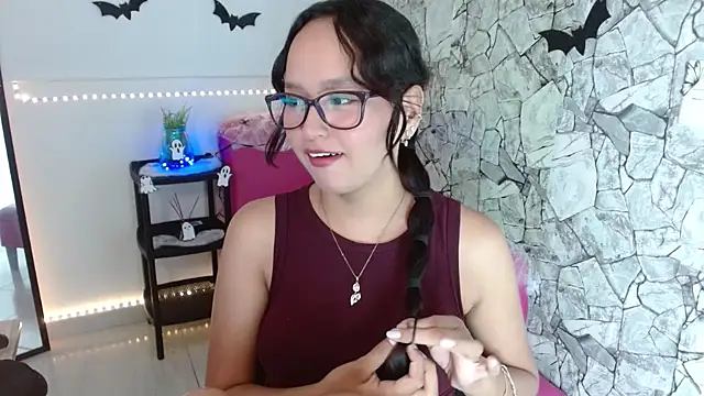 Emilybateee online show from 10-17-25, 04:31