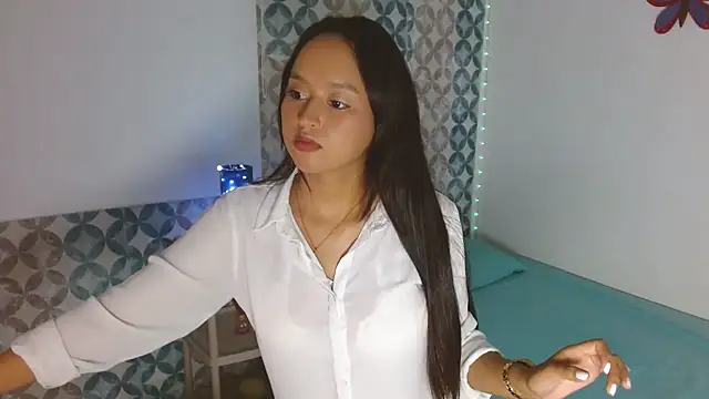 Snapshot of Emilybateee chatting on 11-03-25, 03:24 Emilybateee online show from 11-03-25, 03:24