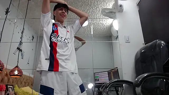 Snapshot of Estiv18_ chatting on 03-22-25, 11:53 Estiv18 online show from 03-22-25, 11:53