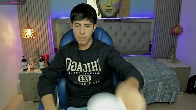 Snapshot of Estiv18_ chatting on 11-25-25, 03:06 Estiv18 online show from 11-25-25, 03:06