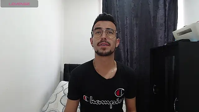 Snapshot of Demian_val chatting on 03-05-25, 01:17 Demian val online show from 03-05-25, 01:17