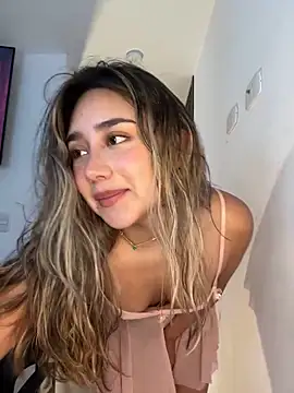 Snapshot of Hornyholly__ chatting on 03-07-25, 07:16 Hornyholly online show from 03-07-25, 07:16