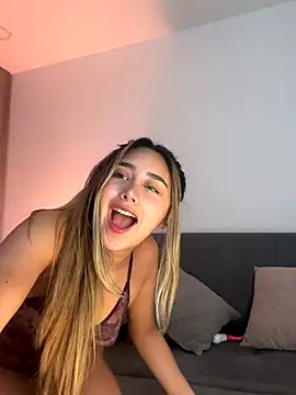 Snapshot of Hornyholly__ chatting on 10-26-25, 03:07 Hornyholly online show from 10-26-25, 03:07