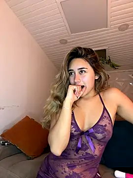 Snapshot of Hornyholly__ chatting on 01-06-26, 09:07 Hornyholly online show from 01-06-26, 09:07