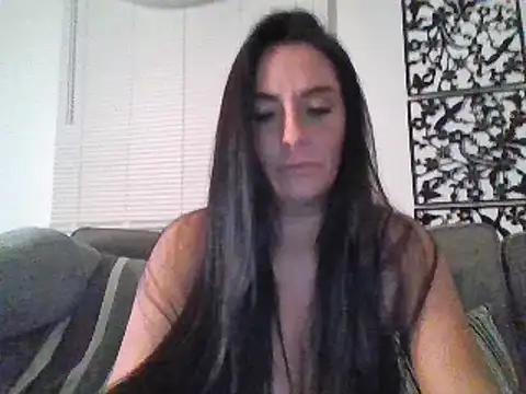 Snapshot of Layla_Gilf_Mae chatting on 03-08-25, 12:33 Layla Gilf Mae online show from 03-08-25, 12:33